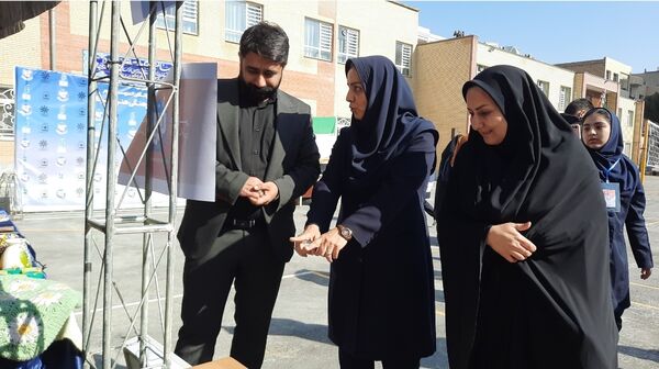 اولین نمایشگاه ماها در دبیرستان فرزانگان ۲ دوره دوم ناحیه ۷ مشهد