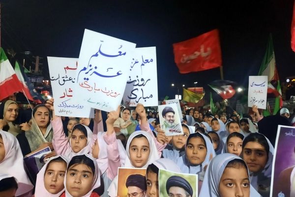 اجتماع مردم اسلامشهر و تقدیر از معلمان نمونه با حضور دانش‌آموزان پیشتاز
