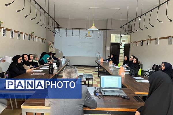 کارگاه آموزشی «مهارت‌های برقراری ارتباط با نوجوان » در هنرستان قدس ناحیه دو شهرری 