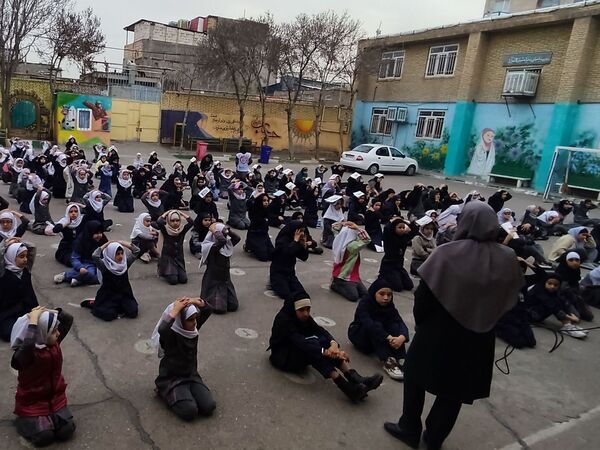 بیست و ششمین مانور زلزله در دبستان شهیدان فاضل الحسینی ۱