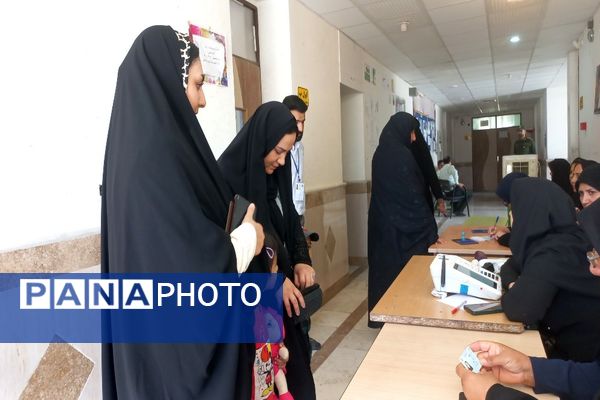 حضور گسترده مردم شهیدپرور شهر تیتکانلو بخش خبوشان پای صندوق‌های رأی 