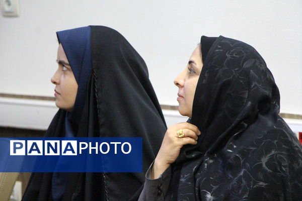 نشست ریاست سازمان دانش‌آموزی با مدیر آموزش و پرورش ناحیه یک یزد