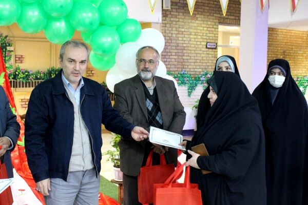 گرامیداشت فرهنگ ایثار با تقدیر از دانش‌آموزان فرزند شهید در منطقه ۵