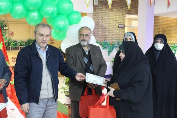 گرامیداشت فرهنگ ایثار با تقدیر از دانش‌آموزان فرزند شهید در منطقه ۵