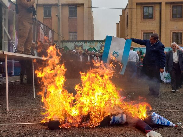 حضور دانش آموزان اسلامشهری در راهپیمایی ۱۳ آبان