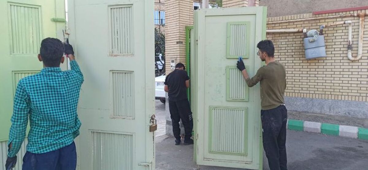 دانش‌آموزان این بار با رنگ آمیزی و شاداب سازی محیط مدرسه پای کار آمدند 