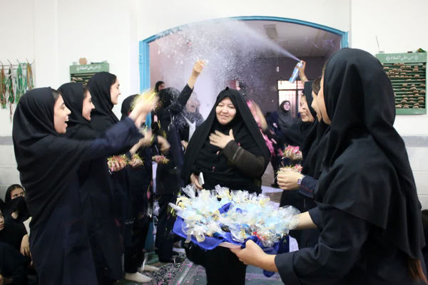 تقدیر از دانش آموزان برتر دبیرستان دخترانه سیداحمد فاتحی یک قم 