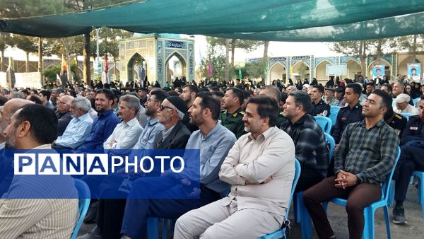 غبارروبی مزار شهدا توسط مسئولین شهرستان نیشابور انجام شد 