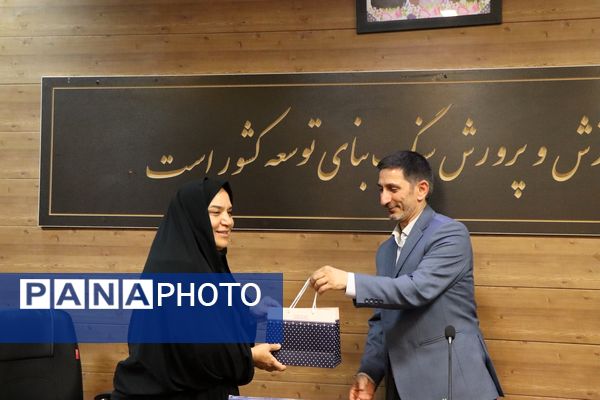 تجلیل از فعالان حوزه بانوان و خانواده در ناحیه یک بهارستان