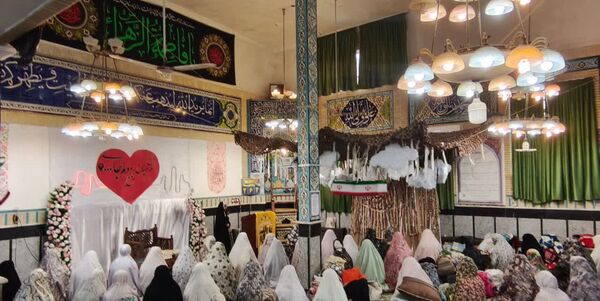 نوجوانان دختر در اعتکاف؛ لحظاتی سرشار از نماز و معنویت