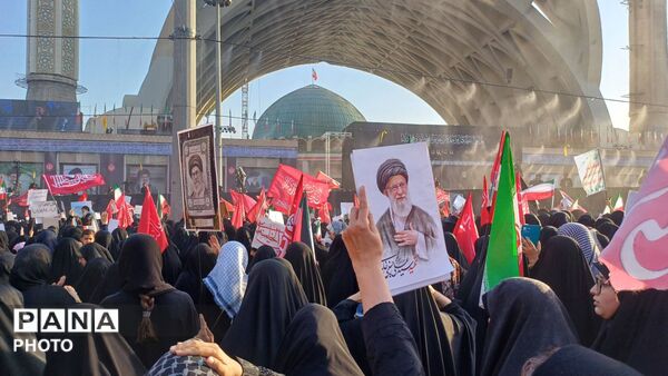 وداع با رهبر شهید انقلاب اسلامی امام خامنه‌ای و خانواده شهید  ایشان در مصلی امام خمینی(ره) 