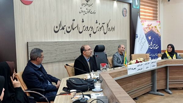 نشست دانش‌آموزان پیشتاز و پانا با مسئولان آموزش و پرورش همدان