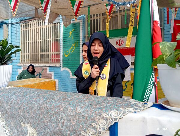 جشن تقدیر پیشتازان برگزیده پویش بوسه بر دستان مادر در دبیرستان دخترانه انقلاب اسلامی 