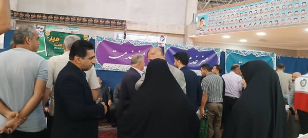 برپایی میز خدمت ادارات در مصلای نماز جمعه شهرستان محمودآباد