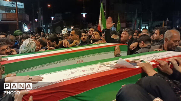 موج مداوم‌مردمی در پی شهادت قائد امت همراه با شبی با شهدا در میدان امام خمینی (ره) شهرستان کوهدشت
