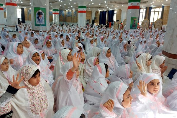 جشن تکلیف دانش‌آموزان دختر منطقه کهریزک 