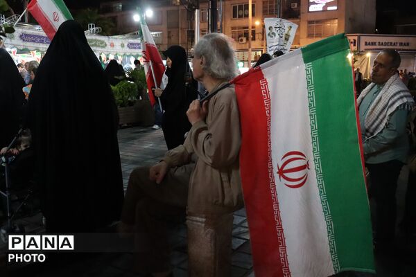 مردم، همچنان پای کار ایران