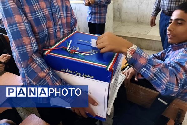 انتخاباتی برای ایجاد آرامش فکری و روحی در دبیرستان معارف صدرا ولایت 