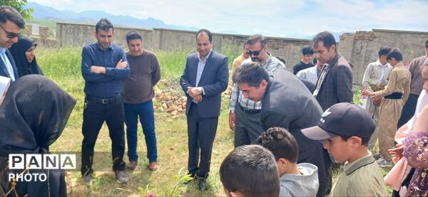 کاشت نهال ایثار در دبستان روستای الک؛ گرامیداشت یاد شهدای رمضان در هفته سلامت