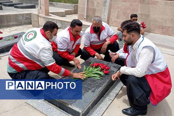 ادای احترام جمعیت هلال‌احمر بانه به شهدا در هفته هلال‌احمر