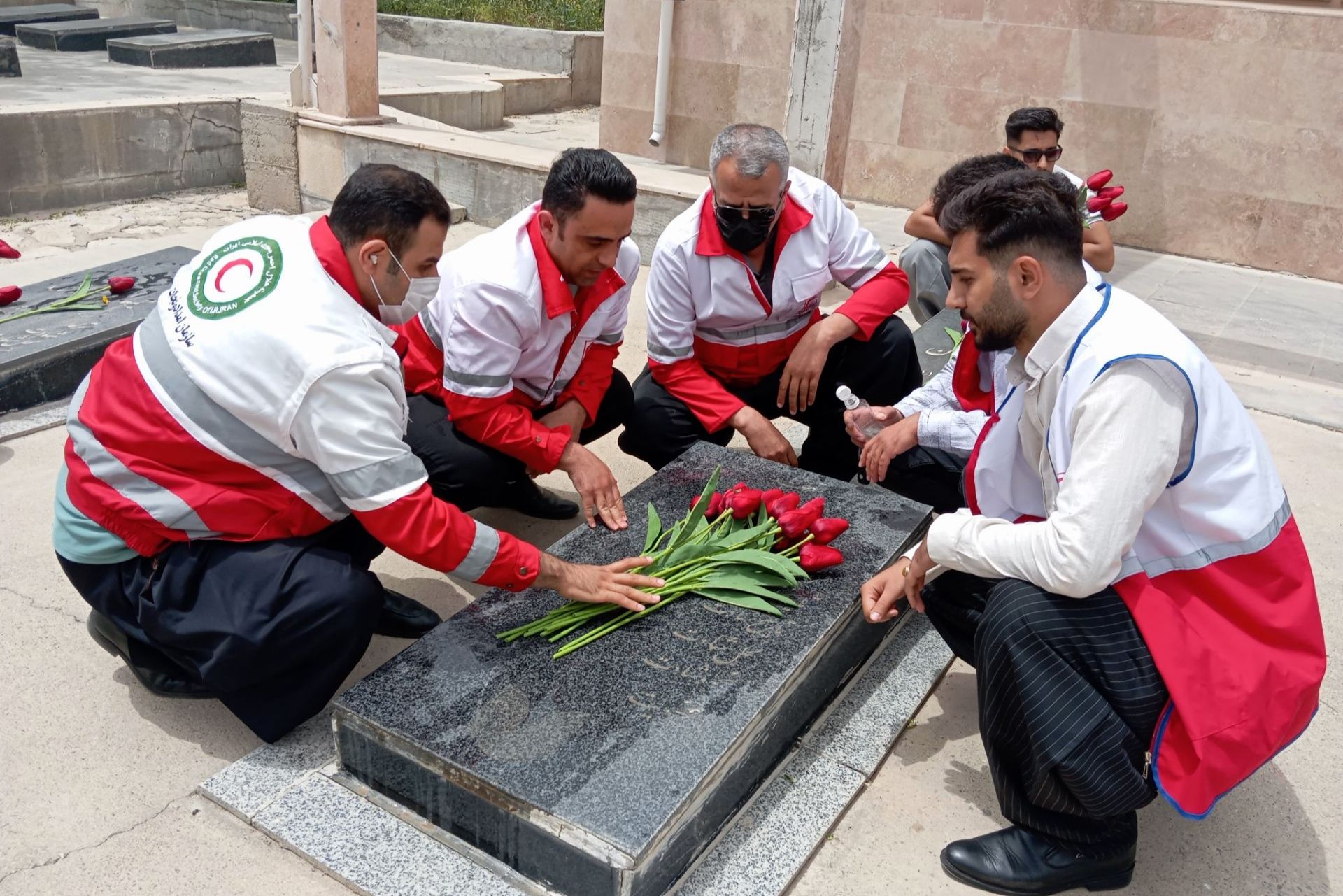 ادای احترام جمعیت هلال‌احمر بانه به شهدا در هفته هلال‌احمر