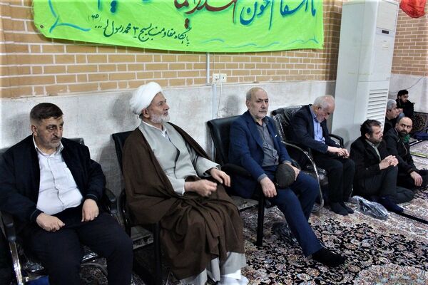 استقبال نوجوانان از غرفه‌های یادواره شهدای مسجد جامع قم