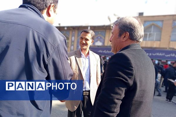 حرکت مردم رباط‌کریم به سوی نماز جمعه