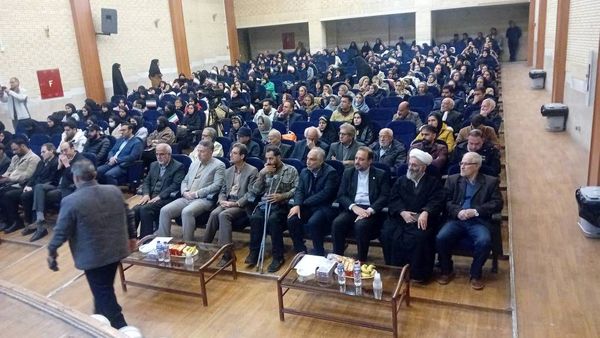 طنین شعرهای محلی در همایش شعر نهاوند