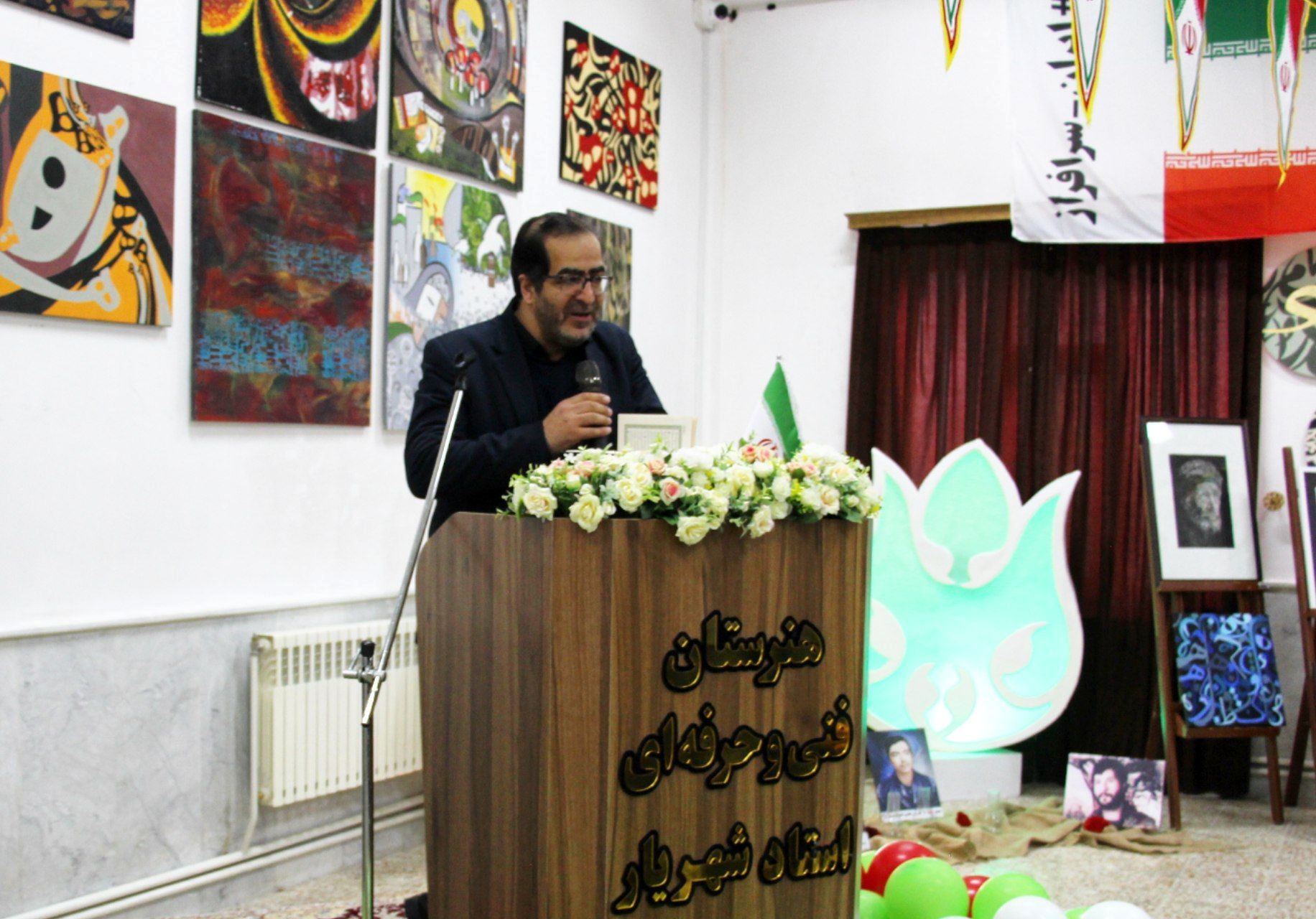 لزوم فراهم کردن بستر فروش محصولات هنرجویان هنرستان‌های کار و دانش