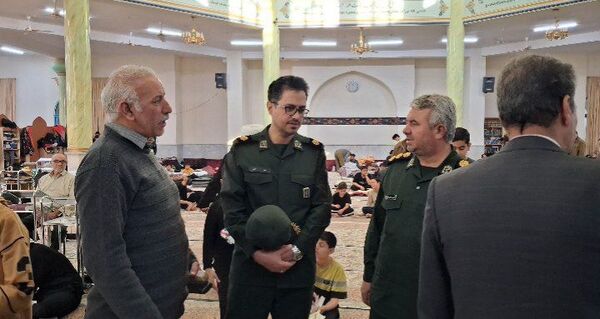 بازدید مسئولین بسیج دانش آموزی کاشمر از معتکفین مسجد جامع