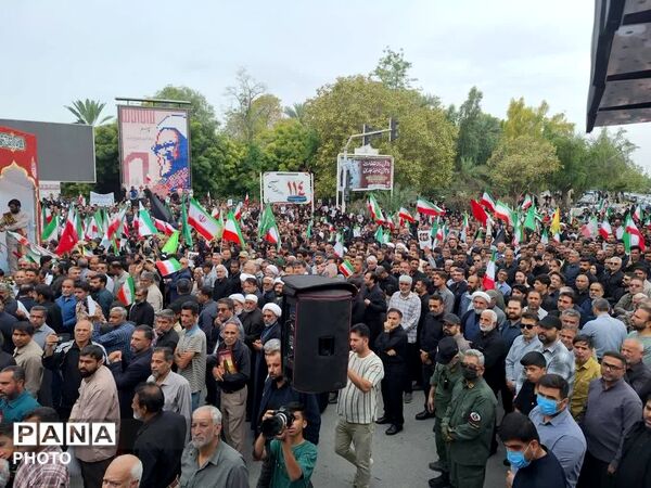 وداع حماسی دریادلان هرمزگان با فرمانده شهید علیرضا تنگسیری در بندرعباس