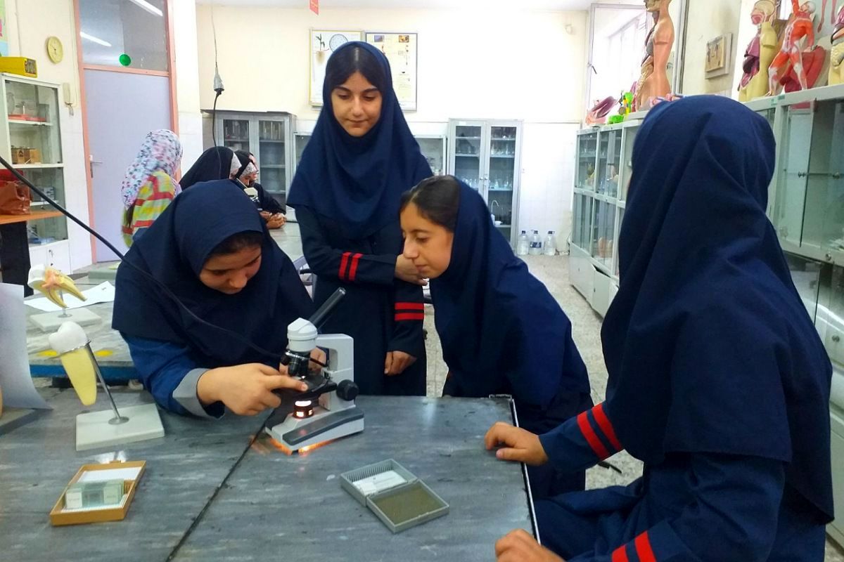 برگزاری کارگاه کار با میکروسکوپ در پژوهش‌سرای دانش‌آموزی بو‌علی سینای ملارد