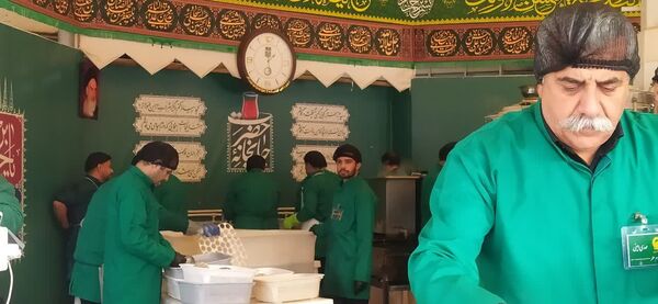 حضور خادمان اصفهانی در چایخانه امام رضا«ع» مشهد