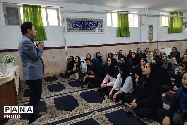جلسه آموزش خانواده با محوریت فرزندپروری موفق در دبستان معصومیه