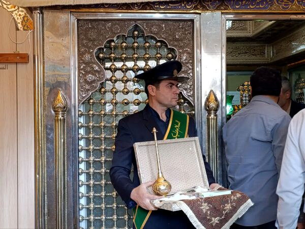 مراسم غبارروبی ضریح مطهر حضرت سلطانعلی(ع) همزمان با میلاد پیامبر(ص) و امام صادق(ع) در مشهد اردهال