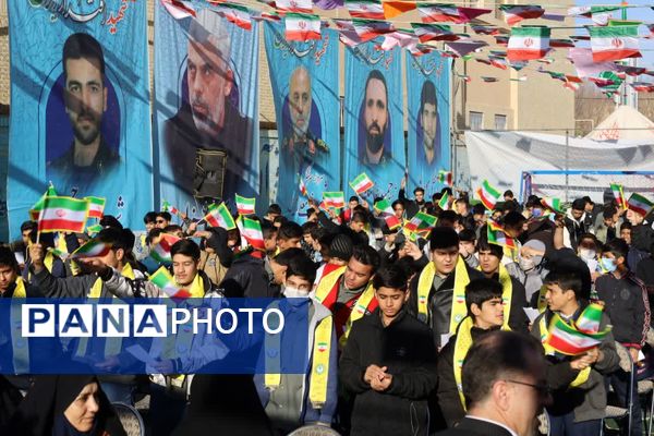 آیین نمادین نواختن «گلبانگ انقلاب اسلامی » در مدرسه احمد فتاحی ناحیه دو یزد