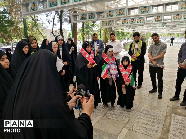 آیین گلباران مزار شهدا در سالروز تاسیس سازمان دانش‌آموزی