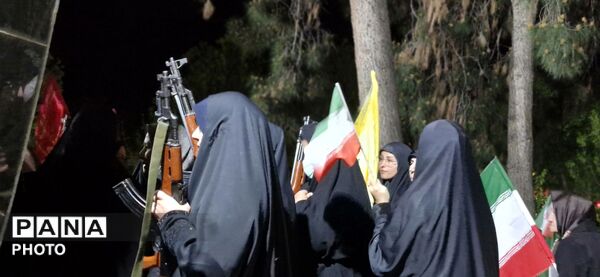 مرزنشینان ایستاده اند مانند زاگرس