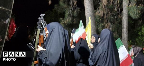 مرزنشینان ایستاده اند مانند زاگرس