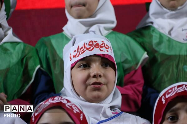 لاله‌های آسمانی در دبستان دخترانه حسین فاطمه یزد شکوفا شدند