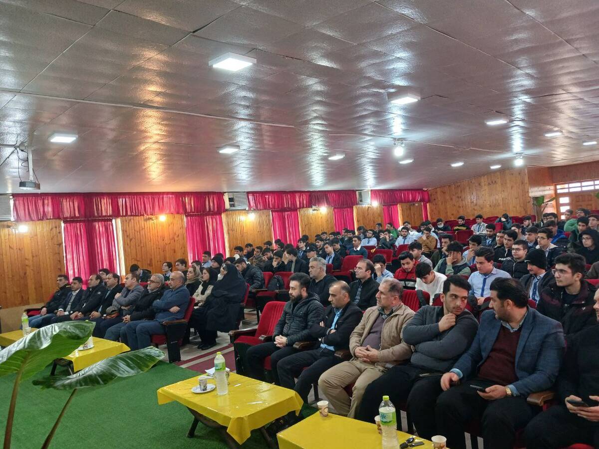 مراسم تقدیر از نفرات برتر دبیرستان نمونه‌ شهدای‌ سلمانشهر عباس‌آباد