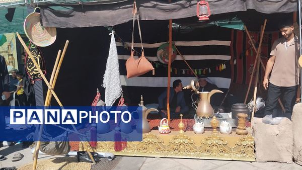 حضور نوجوانان در میدان شهدای مشهد برای استقبال و پذیرایی از زائران امام رضا(ع)