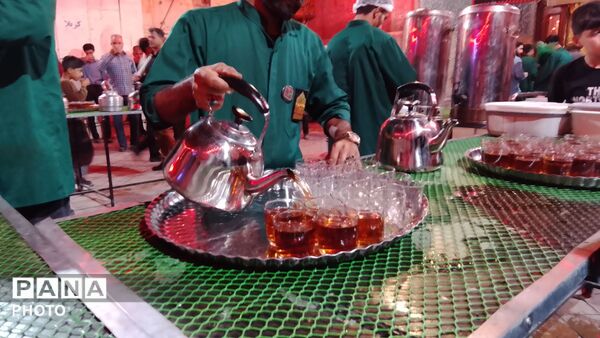 زحمات بی وقفه چایخانه حضرت زهرا (س)