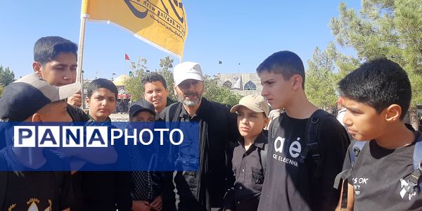  کاروان زائرین پیاده دانش‌آموزی در نیشابور