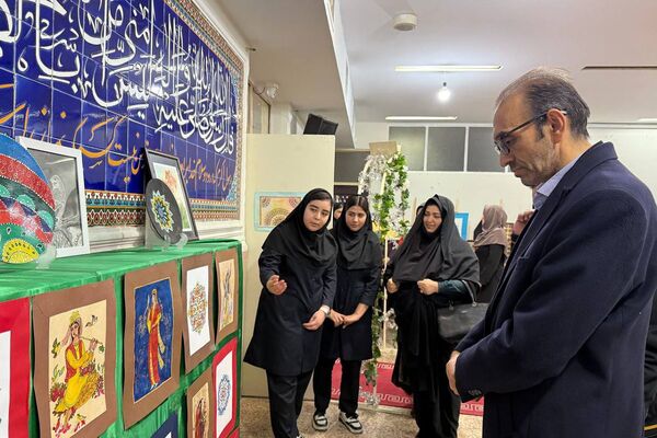 آیین افتتاحیه نمایشگاه هنری «ماها» در هنرستان شهید تاجیک بهارستان‌دو