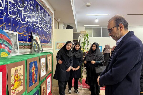 آیین افتتاحیه نمایشگاه هنری «ماها» در هنرستان شهید تاجیک بهارستان‌دو