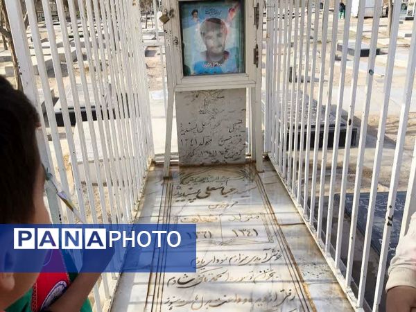 غبار روبی و تجدید بیعت با شهدا به مناسبت هفته معلم در فدافن