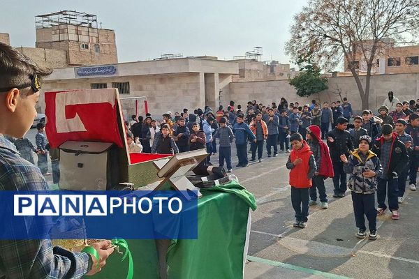 تجدید عهد دانش آموزان مدرسه ایمان ورامین با امام حسین (ع) 