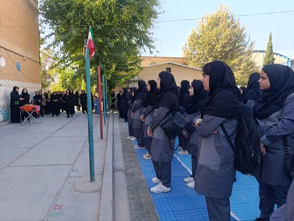 زنگ آغاز سال تحصیلی در مدرسه عشایری خدیجه کبری ناحیه 2 خرم‌آباد به صدا درآمد