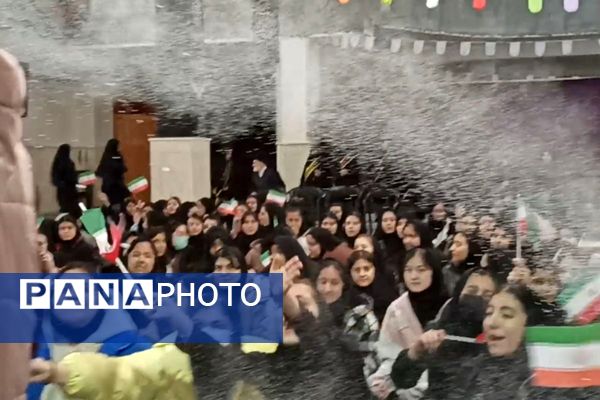 مدرسه شهید لطفی بهارستان‌دو میزبان جشن دهه فجر 